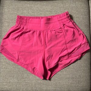 Lululemon Hotty Hot Low Rise Short 2.5” Lined Size 6 Sonic Pink